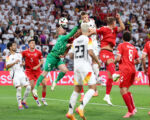 2024年6月29日，歐洲盃足球賽16強淘汰賽，東道主德國隊2:0擊敗丹麥隊，闖入1/4決賽。圖爲雙方球員在比賽中拼搶瞬間。(Alexander Hassenstein/Getty Images)