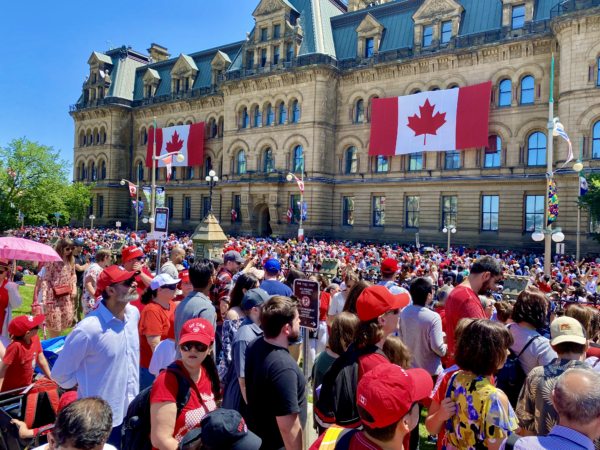 國慶期間，首都地區和全國各地都在舉行慶祝活動。在渥太華，身著紅白服裝的人們前往渥太華的LeBreton Flats公園和國會山，參加慶祝活動。（任僑生／大紀元）