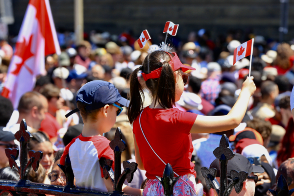 國慶期間，首都地區和全國各地都在舉行慶祝活動。在渥太華，身著紅白服裝的人們前往渥太華的LeBreton Flats公園和國會山，參加慶祝活動。（任僑生／大紀元）